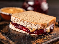 Сандвичи със сладко и домашно фъстъчено масло - снимка на рецептата